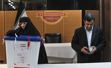 احمدي نژاد و خانمش در پاي صندوق راي