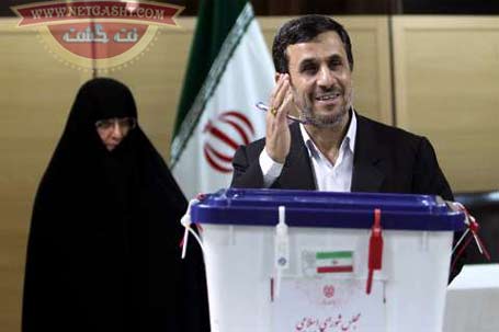 احمدي نژاد و خانمش در پاي صندوق راي