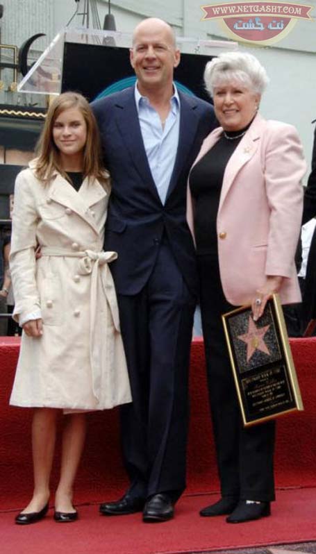 بروس ویلیس در کنار مادر و دخترش