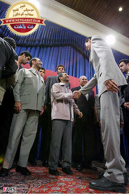 عکس/ وقتی که احمدی نژاد قدش نمی رسه تا روبوسی کنه