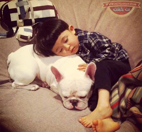 همنشینی زیبای سگ و کودک