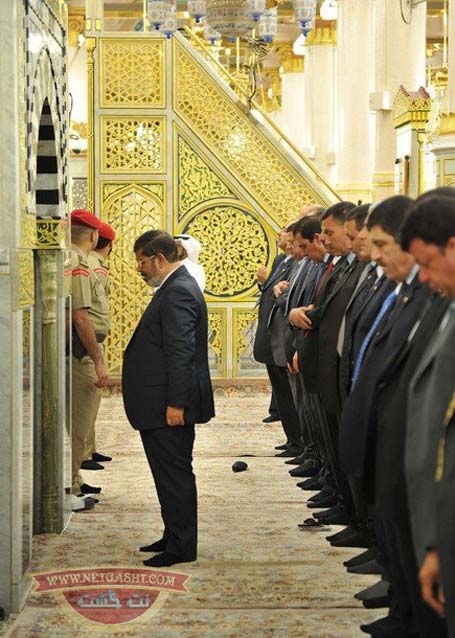 نماز محمد مرسی در مدینه در اولین سفر خارجی پس از ریاست جمهوری مصر