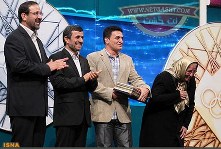 احمدی نژاد به محمد بنا نشان ملی درجه یک شجاعت و لیاقت اهدا می کند
