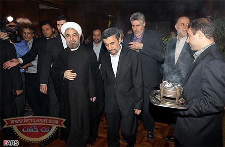 دکتر احمدی نژاد کلید پاستور را به دکتر روحانی تحویل داد - گزارش تصویری