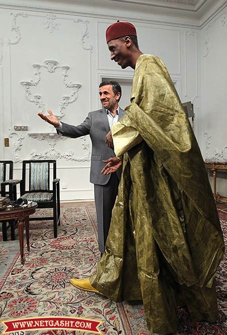 لباس جالب و بامزه مهمان ویژه احمدی نژاد