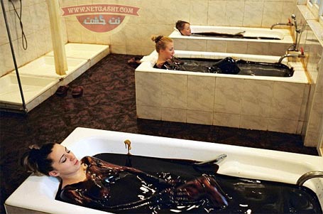 زنان روسی لخت و عریان در حمام نفتی می خوابند spa + عکس