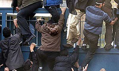 حمله به سفارت انگلیس برای اسقات دولت احمدی نژاد
