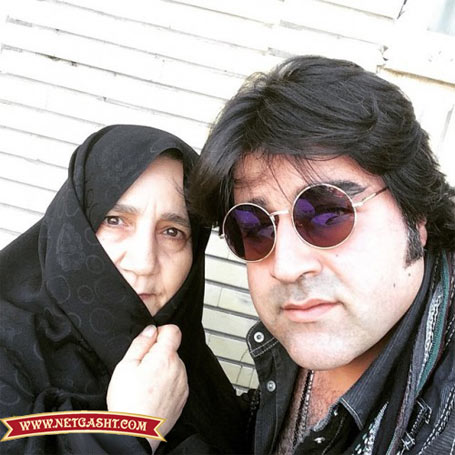 عکس مهدی یغمایی در کنار مادرش