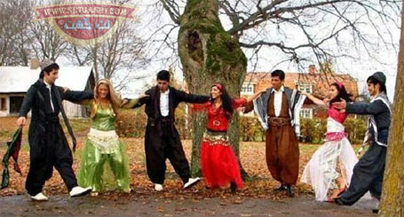 رقص کردی، آیینی به قدمت تاریخ با زیباترین نمادهای فرهنگی ایران