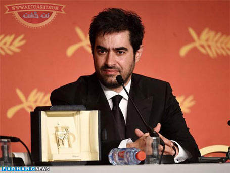 شهاب حسینی در هنگام دریافت نخل طلایی در جشنواره کن