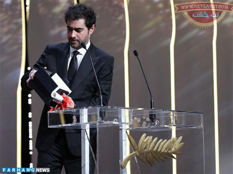 شهاب حسینی در هنگام دریافت نخل طلایی در جشنواره کن