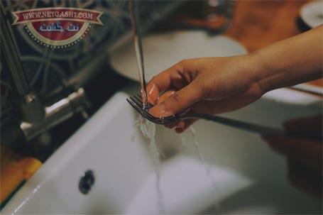 شستن و درخشان کردن قاشق چنگال بدون مواد شوینده